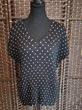 Suzy Shier Black V-Neck Polka Dot Blouse